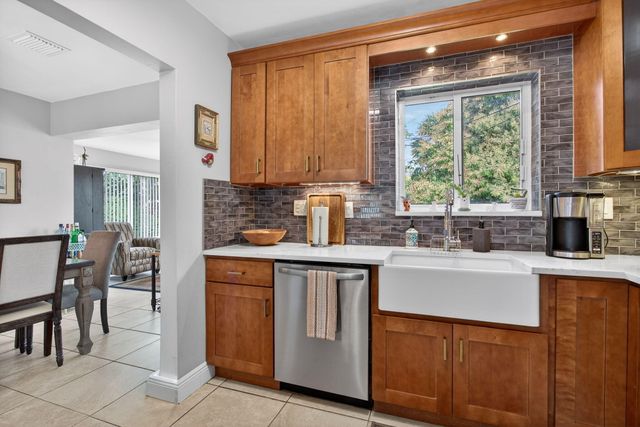 425 SW 10th Street, Pompano Beach, FL 33060