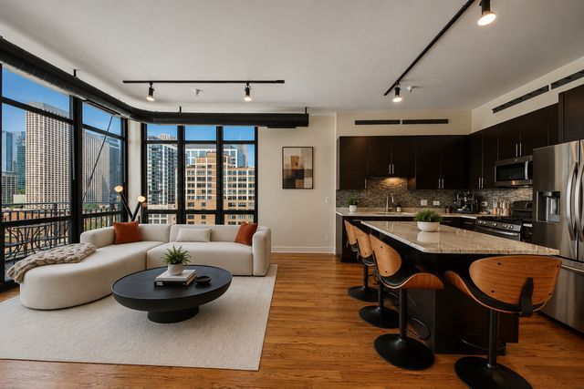 770 W Gladys Avenue 804, Chicago, IL 60661