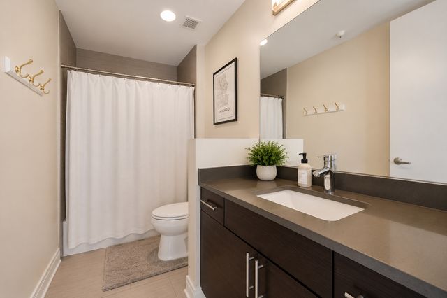 770 W Gladys Avenue 804, Chicago, IL 60661