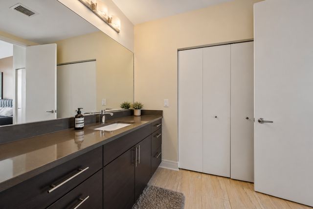 770 W Gladys Avenue 804, Chicago, IL 60661