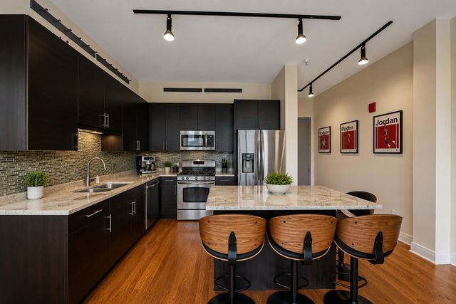 770 W Gladys Avenue 804, Chicago, IL 60661
