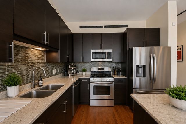 770 W Gladys Avenue 804, Chicago, IL 60661