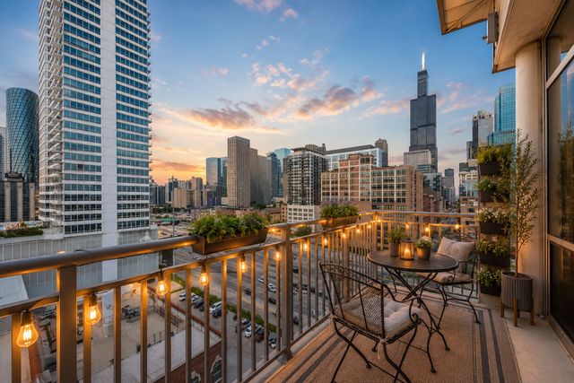 770 W Gladys Avenue 804, Chicago, IL 60661