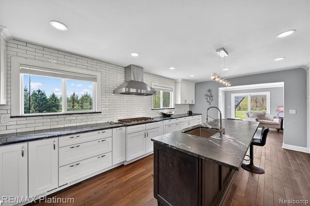 7687 Parshallville Road, Fenton, MI 48430