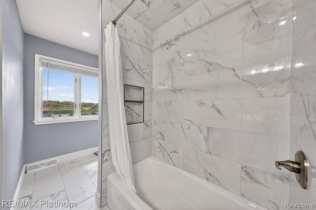 7687 Parshallville Road, Fenton, MI 48430