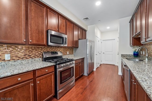 605 Lopez Ln, Morris Plains Boro, NJ 07950