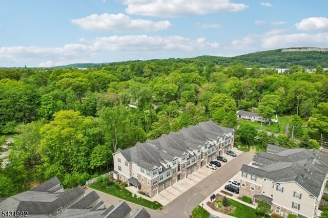 605 Lopez Ln, Morris Plains Boro, NJ 07950
