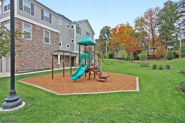 605 Lopez Ln, Morris Plains Boro, NJ 07950