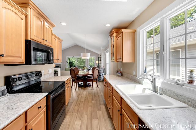 931 Bluff Creek Drive 21, Grand Haven, MI 49417