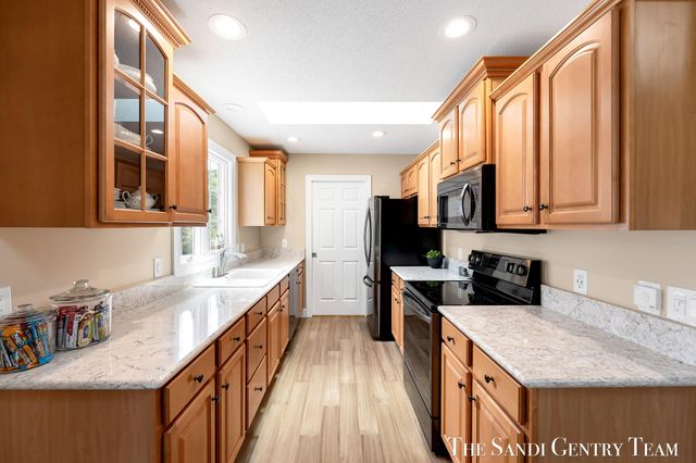 931 Bluff Creek Drive 21, Grand Haven, MI 49417