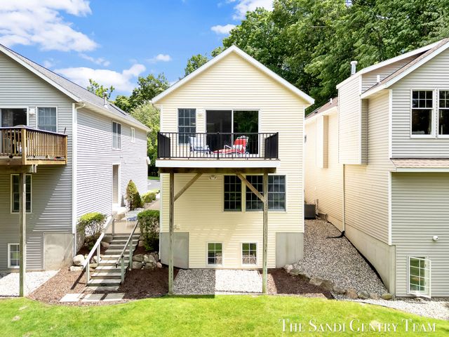931 Bluff Creek Drive 21, Grand Haven, MI 49417