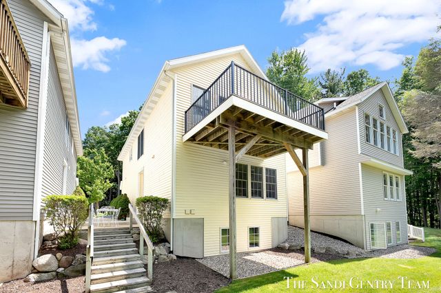 931 Bluff Creek Drive 21, Grand Haven, MI 49417