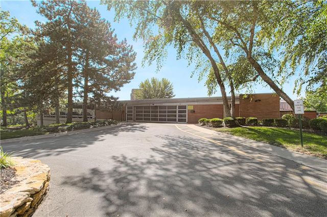 4550 Warwick Boulevard 1205, Kansas City, MO 64111