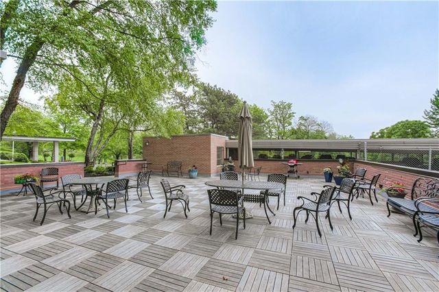 4550 Warwick Boulevard 1205, Kansas City, MO 64111