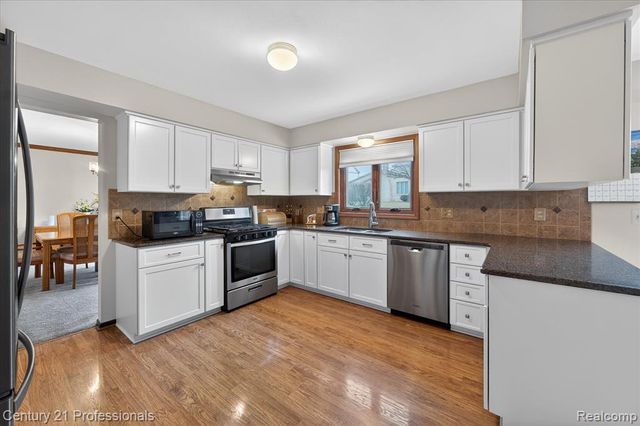 19230 Augusta Court, Livonia, MI 48152