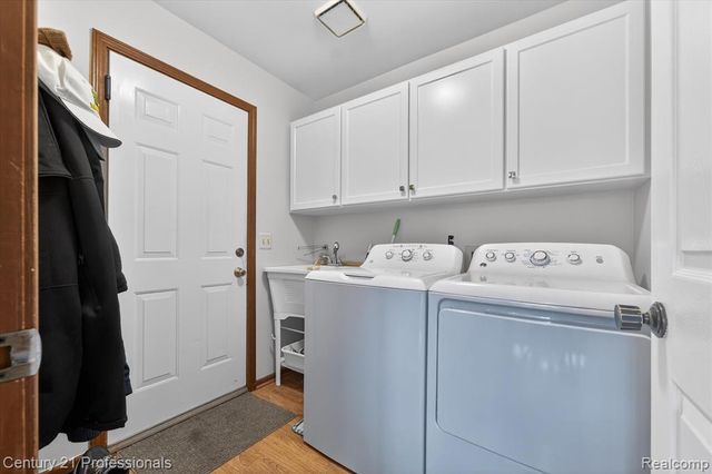 19230 Augusta Court, Livonia, MI 48152