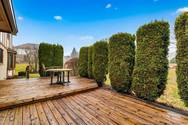 19230 Augusta Court, Livonia, MI 48152