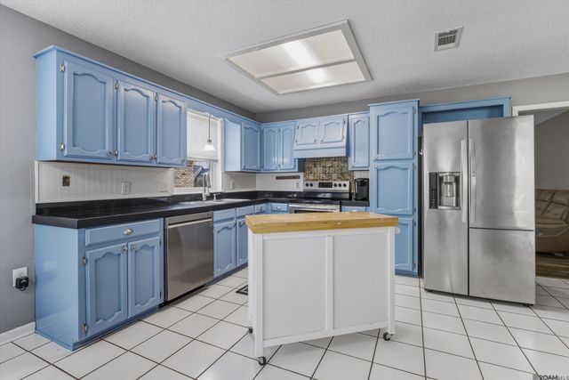 4445 Country Hill Dr, Baton Rouge, LA 70816