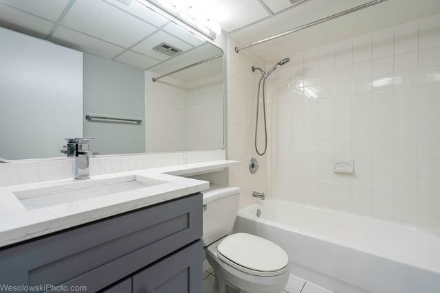 3856 S Parkway Drive 3B, Northbrook, IL 60062