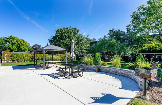 3856 S Parkway Drive 3B, Northbrook, IL 60062