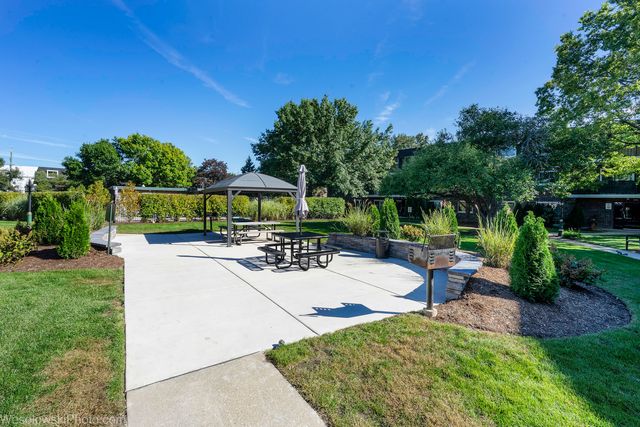 3856 S Parkway Drive 3B, Northbrook, IL 60062