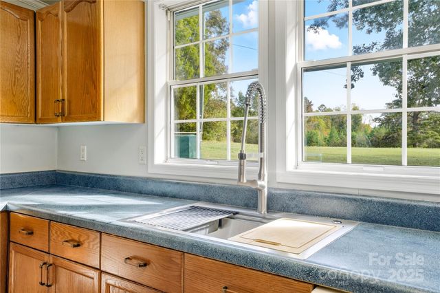 1116 W Lewis Ferry Road, Statesville, NC 28677