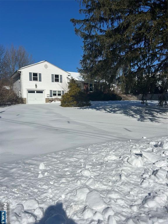 64 William Street, Clark, NJ 07066