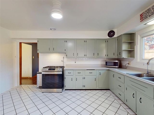 1013 W GORE Road, Erie, PA 16509