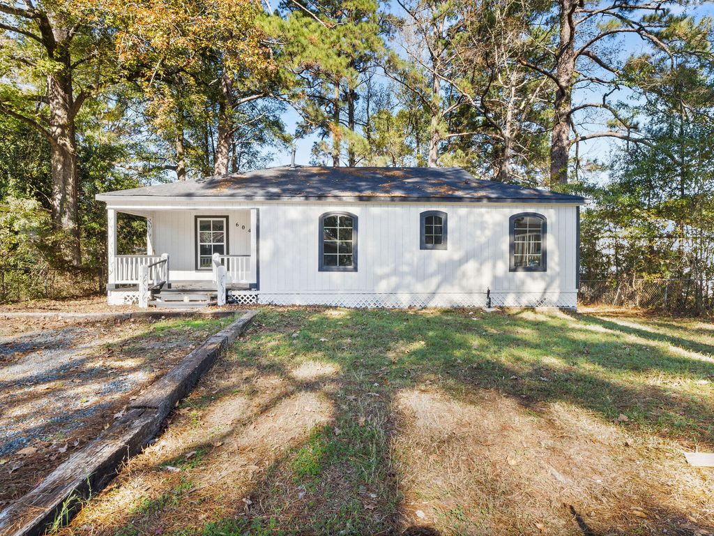 604 W North St, Leesville, LA 71446