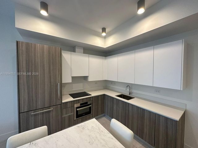 239 SW 9th St 2002, Miami, FL 33130