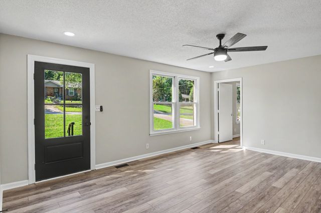 722 Overton Dr, Clarksville, TN 37042