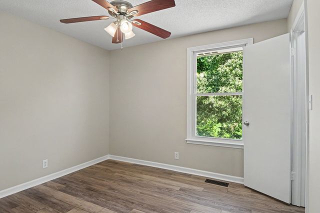 722 Overton Dr, Clarksville, TN 37042
