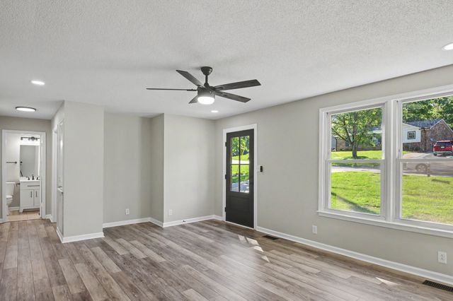 722 Overton Dr, Clarksville, TN 37042