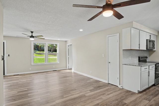 722 Overton Dr, Clarksville, TN 37042