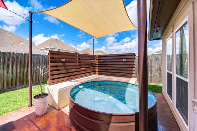 1106 Lasso Court, Alvin, TX 77511