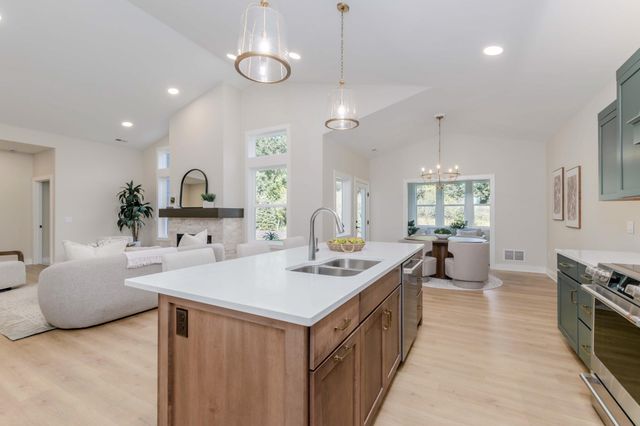 4708 Knapp Bluff Drive NE, Grand Rapids, MI 49525