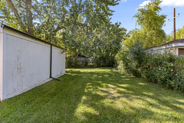 19130 Woodcrest Street, Harper Woods, MI 48225