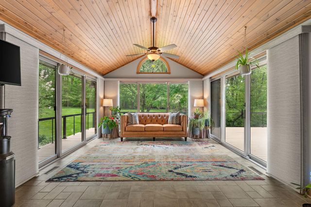 902 Crabapple Lane, Valparaiso, IN 46383