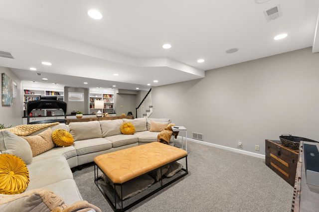 902 Crabapple Lane, Valparaiso, IN 46383