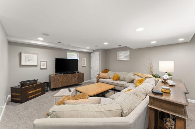902 Crabapple Lane, Valparaiso, IN 46383