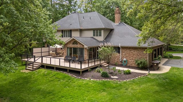 902 Crabapple Lane, Valparaiso, IN 46383
