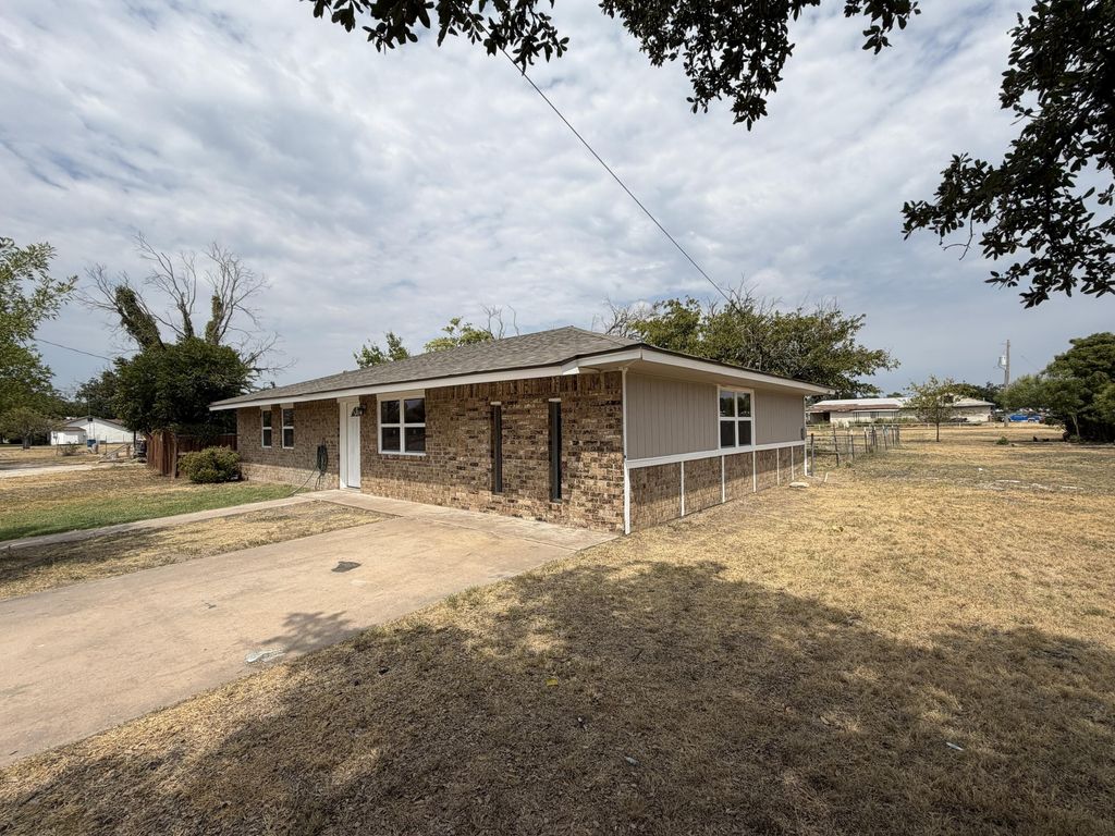 Image 4 of property listing at 202 S Burleson Street, Eden, TX 76837