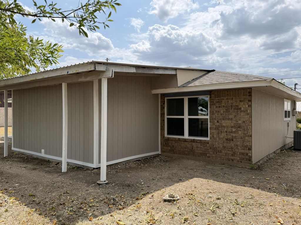 Image 5 of property listing at 202 S Burleson Street, Eden, TX 76837
