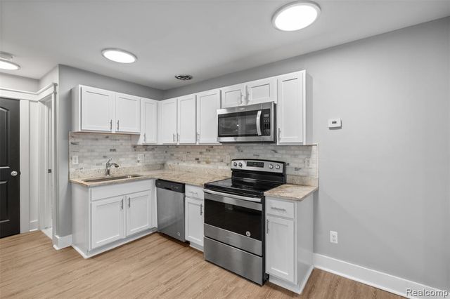4413 S Crooks Road, Royal Oak, MI 48073