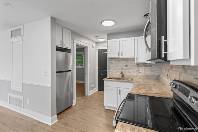 4413 S Crooks Road, Royal Oak, MI 48073