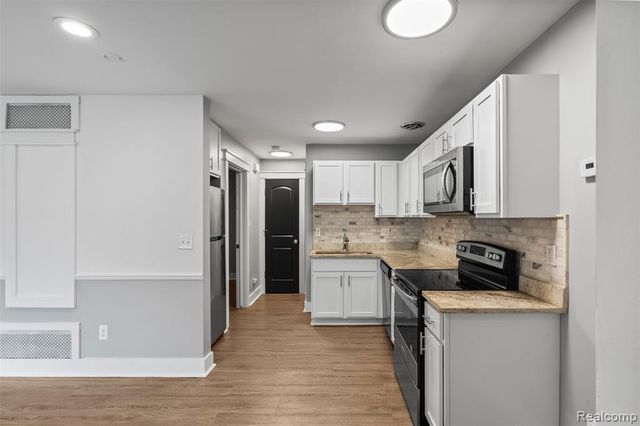 4413 S Crooks Road, Royal Oak, MI 48073