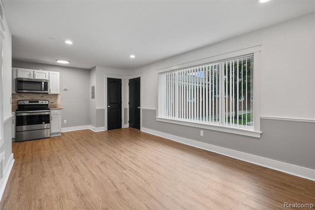 4413 S Crooks Road, Royal Oak, MI 48073