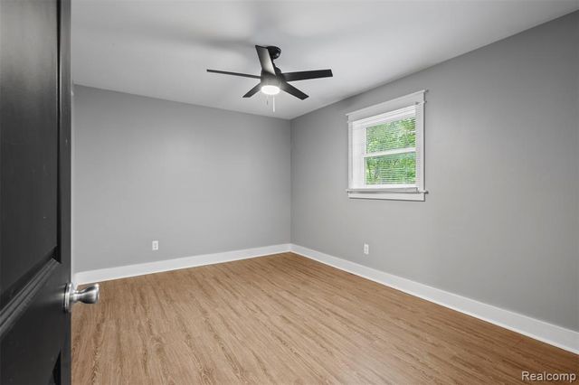 4413 S Crooks Road, Royal Oak, MI 48073
