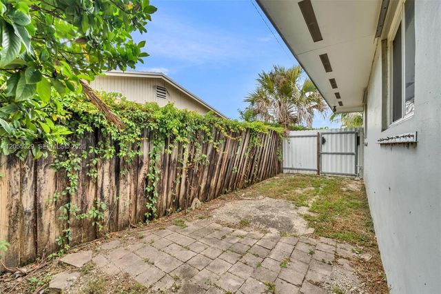 9921 SW 165th Ter, Miami, FL 33157