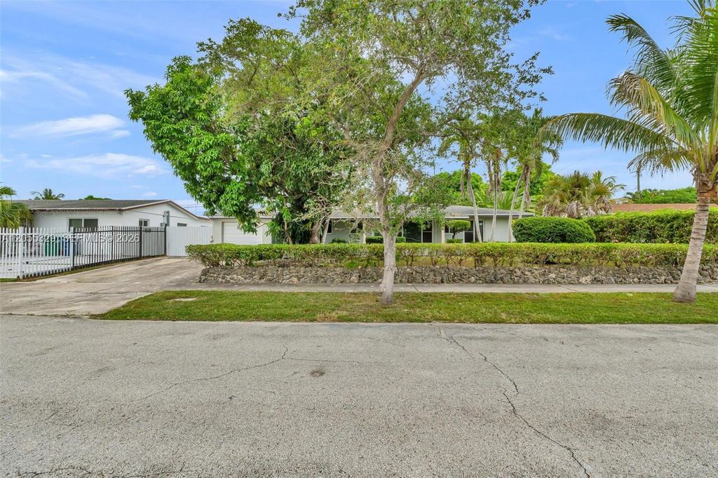 9921 SW 165th Ter, Miami, FL 33157